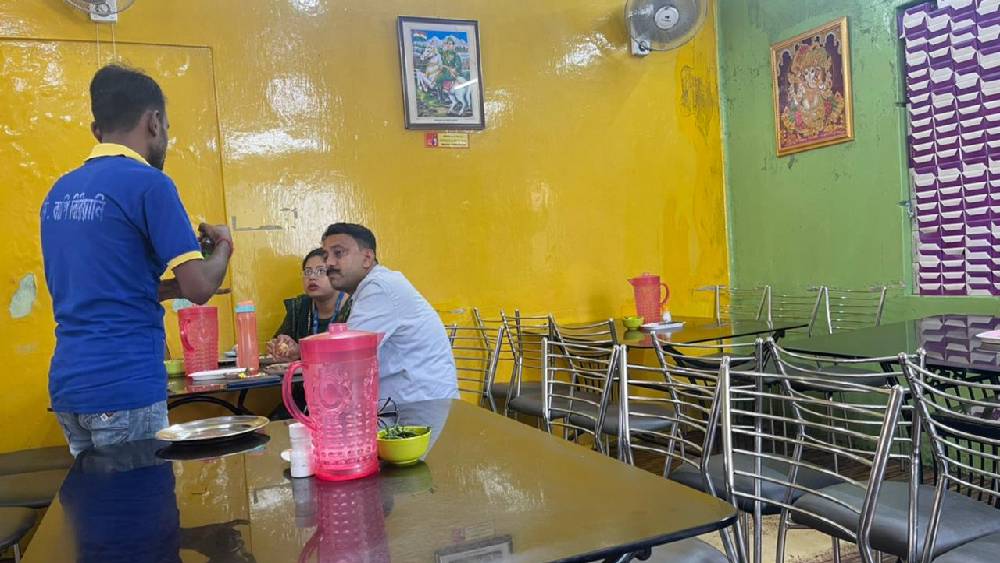 এখনও গ্রাহকের ভিড় তেমন নেই।