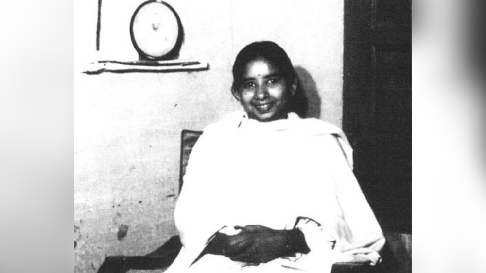 ছোট থেকেই তিনি তাঁর বাবা-মাকে তাঁর আগের জন্মের কথা বলতেন। তাঁর ‘আসল ঘর’, ‘আসল বাবা-মা’ ইত্যাদি সম্পর্কে বলতেন।