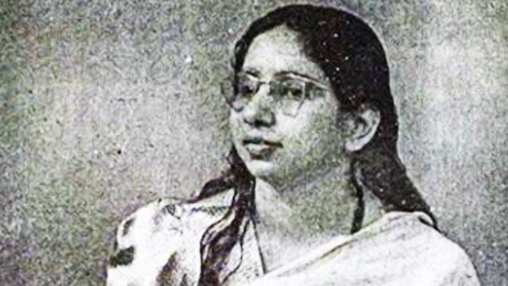 স্কুলে ছোট বাচ্চারা পড়াশোনা বাদে যা কাজকর্ম করত তার ধারে কাছ দিয়েও যেতেন না শান্তি দেবী। তিনি স্কুলে গিয়ে অন্য বাচ্চাদের সঙ্গে নিজের স্বামীর ব্যাপারে কথা বলতেন। তাঁর খোঁজও নিতেন। কিন্তু স্বামীর নাম বলতেন না কিছুতেই। স্কুলের শিক্ষকরা তাঁকে মথুরার স্থানীয় ভাষায় কথা বলতেও শুনেছিলেন।