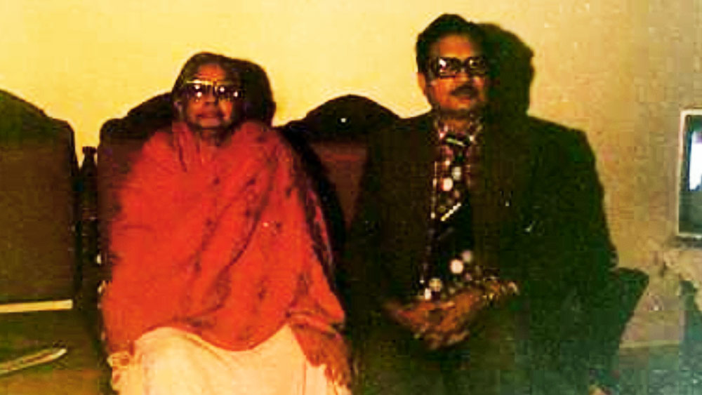 কেদারনাথ পরে তাঁর ছেলে এবং তৃতীয় স্ত্রীয়ের সঙ্গে দিল্লিতে এসে শান্তি দেবীর সঙ্গে দেখা করেন। প্রথম সাক্ষাতে নিজেকে কেদারনাথের বড় ভাই বলে শান্তি দেবীর সঙ্গে পরিচয় করান কেদারনাথ। কিন্তু শান্তি দেবী কেদারনাথের ছেলে নবনীতলালকে চিনে ফেলেন।