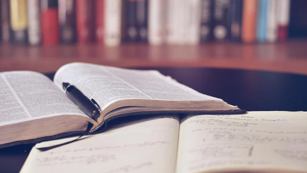 তবে পড়াশুনোতেও সমান আগ্রহ থাকার কারণে তিনি কিছু দিন খেলাধুলো থেকে বিরতি নেন। মন দেন পড়াশুনোয়।