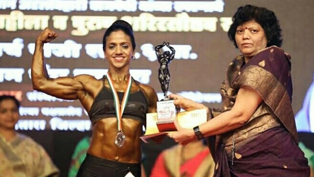 দু’বছরের মধ্যে, তিনি প্রথম দেহসৌষ্ঠব প্রতিযোগিতার মঞ্চে উপস্থিত হয়ে দ্বিতীয় স্থান অধিকার করেন। পরে তিনি রাজ্যস্তরের চ্যাম্পিয়নশিপেও অংশ নিতে যান।