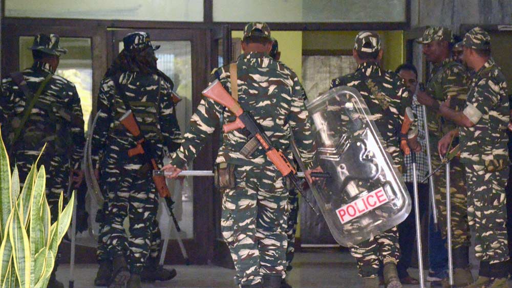 সরাসরি: মাঝরাতের নির্দেশে পরিবর্তন, আচার্য সদনে কারা ঢুকতে পারবে নির্দিষ্ট করল আদালত