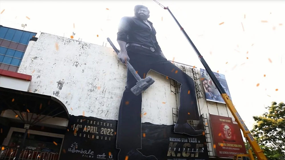 বক্স অফিস কাঁপিয়ে এখনও ‘কেজিএফ-২’ রমরমিয়ে ব্যবসা করে চলেছে সিনেমা হলগুলিতে। ইতিমধ্যে এই বছরের অন্যতম সফল ছবি হিসাবে পরিচিতিও পেয়েছে।