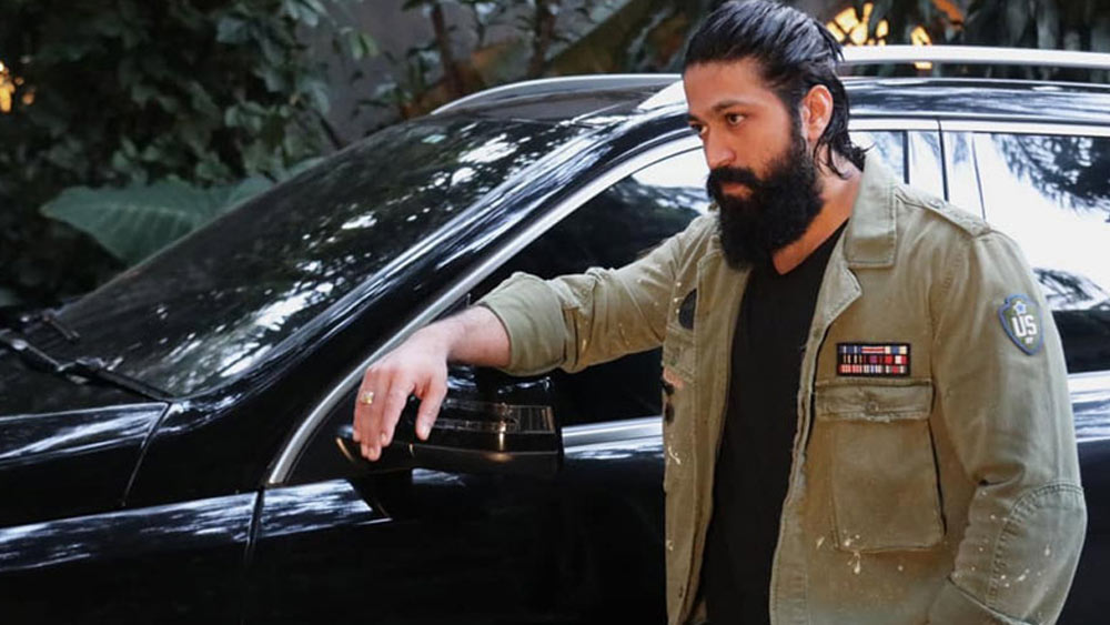 সূত্রের খবর, সম্প্রতি কয়েকটি দামি গাড়ি কিনেছেন যশ। বেঙ্গালুরু শহরের বুকে একটি বিলাসবহুল ডুপ্লে বাড়িও কিনেছেন।