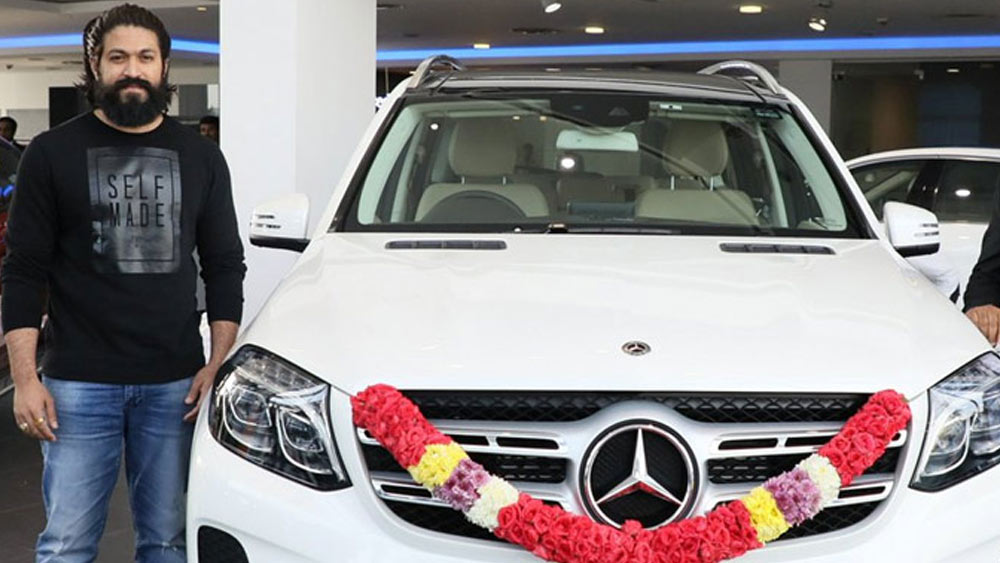 এ ছাড়াও অডি, বিএমডব্লিউ-র মতো নানা দামি গাড়ি রয়েছে তাঁর।