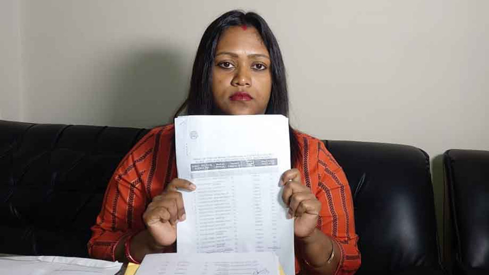 তালিকায় হঠাৎ এক ধাপ নীচে নামলেন কী ভাবে, নতুন সংযোজন অঙ্কিতাই বা কে, তা তখনও জানতেন না ববিতা। পরে জানতে পারেন। তার পরই শুরু হয় তাঁর দৌড়ঝাঁপ। 