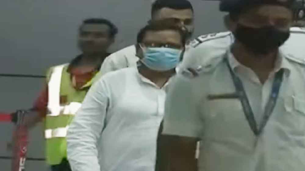 সরাসরি: কলকাতা  বিমানবন্দরে পৌঁছলেন মন্ত্রী পরেশ, নিজাম প্যালেসের দিকে কনভয়?