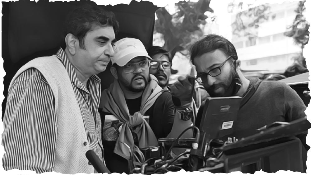 পরিচালকের অনীক দত্তের সঙ্গে চিত্রগ্রাহক সুপ্রতিম ভোল। 