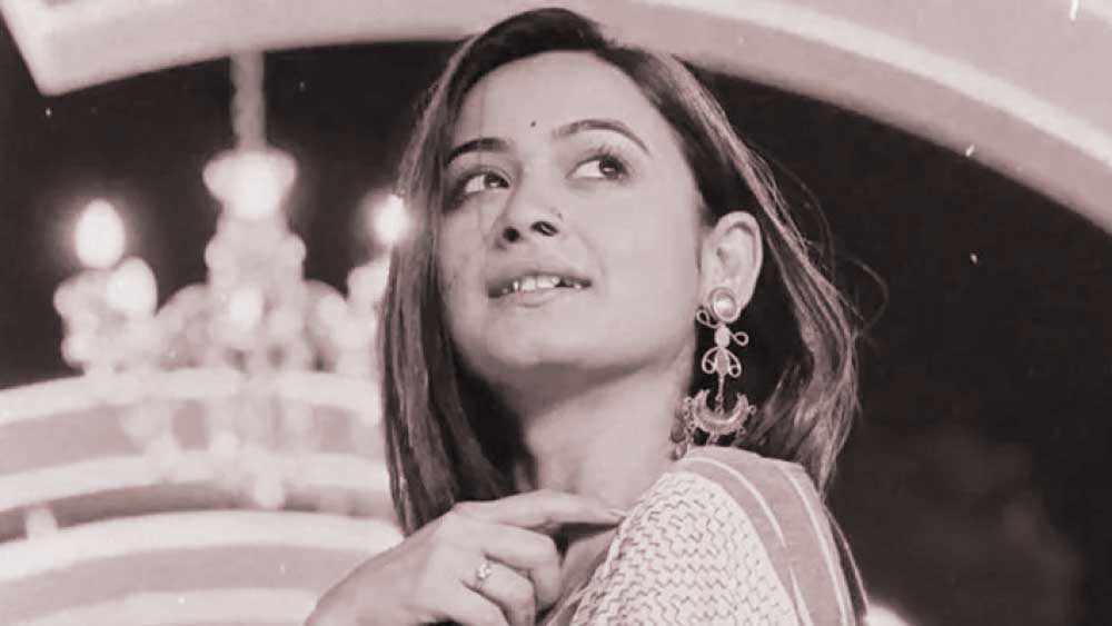 ইতিমধ্যেই পল্লবীর ভাইকে জিজ্ঞাসাবাদ করা হয়েছে। ঐন্দ্রিলার দাবি, পল্লবীর ভাইকে ঐন্দ্রিলা ফোন করেছিলেন মৃত্যুসংবাদ পাওয়ার পর। কিন্তু তিনি ফোন করেননি।