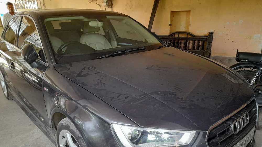 গাড়ি নিয়েও আলাদা আলাদা মত দুই পরিবারের। সাগ্নিকের মা বলেন, ৯ লাখ টাকা দিয়ে তিনি এই অডি গাড়ি ছেলেকে কিনে দিয়েছিলেন। সেই গাড়ি এখন পল্লবীর পরিবার ব্যবহার করছে। অন্য দিকে, পল্লবীর পরিবার জানিয়েছেন, ২২ লক্ষ টাকা দিয়ে সাগ্নিককে এই গাড়ি কিনে দিয়েছিলেন পল্লবীই।