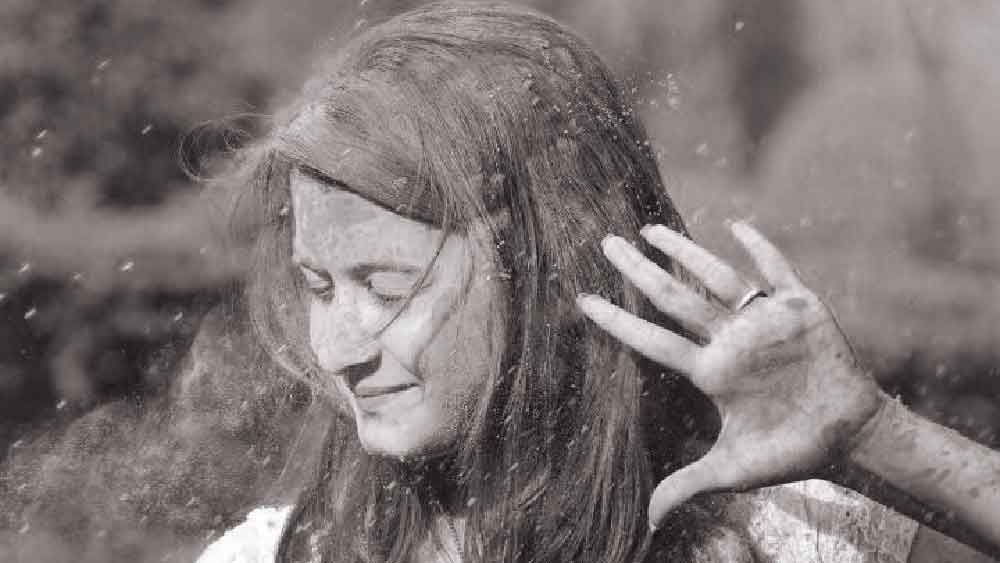 সাগ্নিক অন্য ছেলেকে দিয়ে সৌমিকে বিরক্ত করাত বলেও অজয়ের অভিযোগ। এর পর সাগ্নিক সম্পর্ক থেকে সরে গিয়ে অন্য একটি ছেলের সঙ্গে মেয়েকে জড়িয়ে দিয়েছিল এবং সেই টানাপড়েনেই সৌমির মৃত্যু হয় বলেও তিনি দাবি করেন।