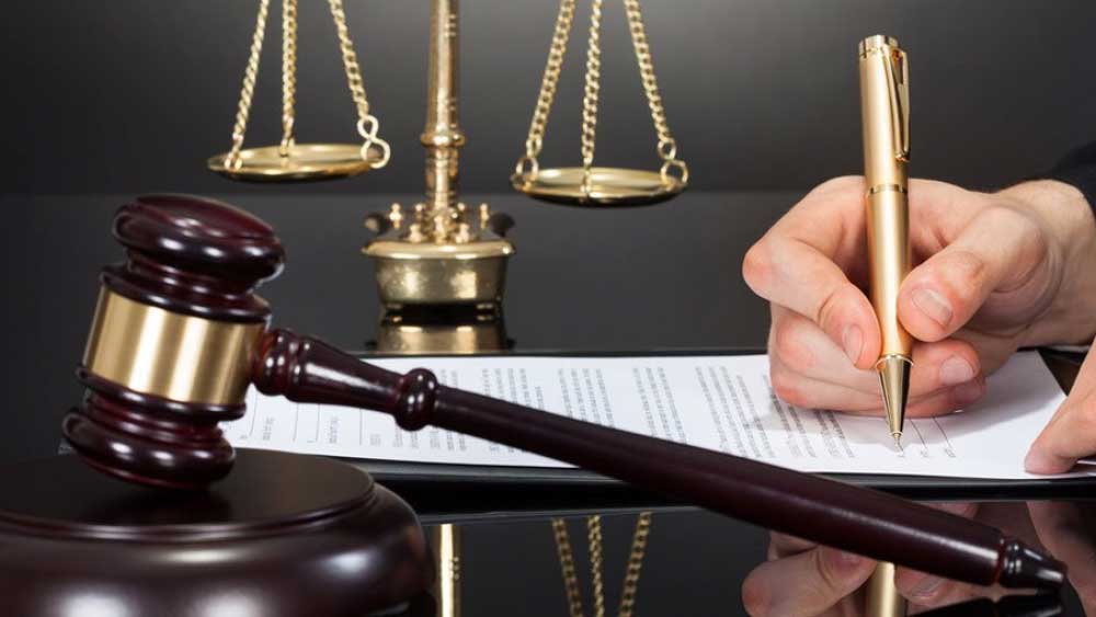 তবে পেশাদার জীবনের একেবারে শুরু থেকেই আইন-জগতে ছিলেন না অভিজিৎ। প্রথমে ছিলেন সরকারি চাকুরে। কিন্তু সেখানে মন না টেকায়, আইন পড়া শুরু। 