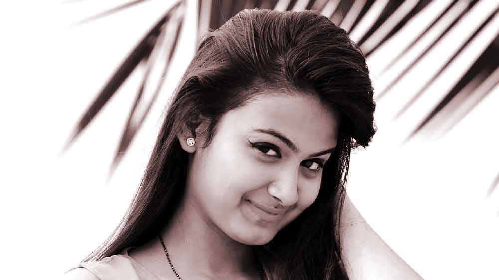 ঐন্দ্রিলা এবং পল্লবী ছোটবেলা থেকেই একে অপরকে চিনতেন। ছিলেন ভাল বন্ধুও। ঐন্দ্রিলা ছেলেবেলা থেকে চিনতেন সাগ্নিককেও।