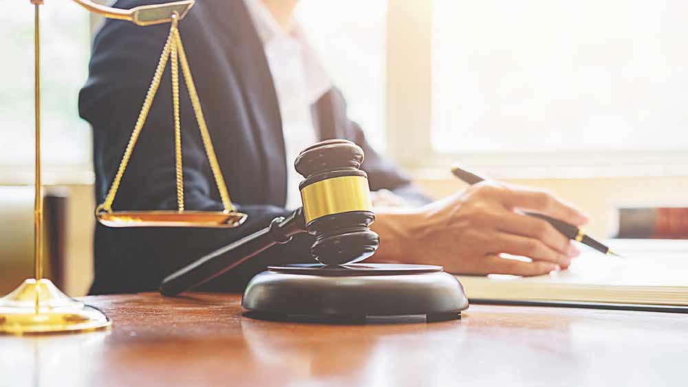 চাপের মুখেও দায়িত্বে অবিচল থাকার মানসিকতা দেখিয়েছেন বার বার। সাম্প্রতিক সময়ে বিচারপতি গঙ্গোপাধ্যায়ের এজলাস বয়কটের ডাক দিয়ে তৃণমূলপন্থী আইনজীবীদের একটি অংশ বিক্ষোভ করছিলেন। তা দেখে বিচারপতি বলেন, “মাথায় বন্দুক ধরতে পারেন। মারতে পারেন। মরতে রাজি আছি। কিন্তু দুর্নীতি দেখলে চুপ করে থাকব না। আওয়াজ তুলবই।”