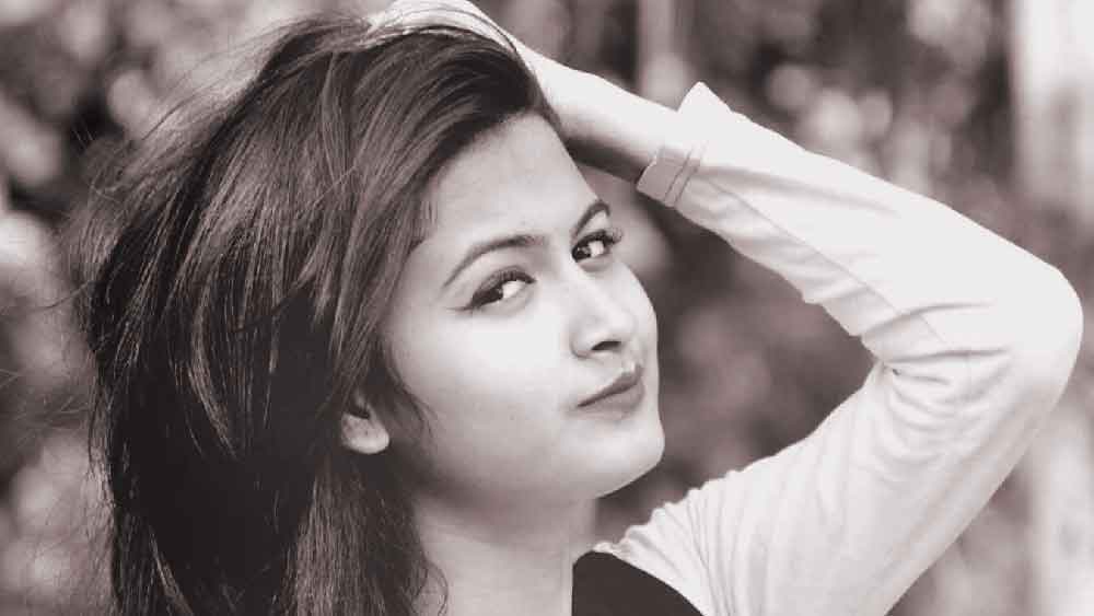 অভিযোগ, পল্লবী-সাগ্নিকের বাড়িতে একাধিক বার গিয়েছিলেন ঐন্দ্রিলা। রাতেও থেকেছেন। পল্লবী থাকাকালীন ঘরে এলেও পল্লবী ঘর থেকে বেরিয়ে যাওয়ার পর সাগ্নিকের সঙ্গে ঘরে ঢুকে ঐন্দ্রিলা ছিটকিনি তুলতেন বলে দাবি করেছেন পল্লবীর পরিচারিকা সেলিমা সর্দার।