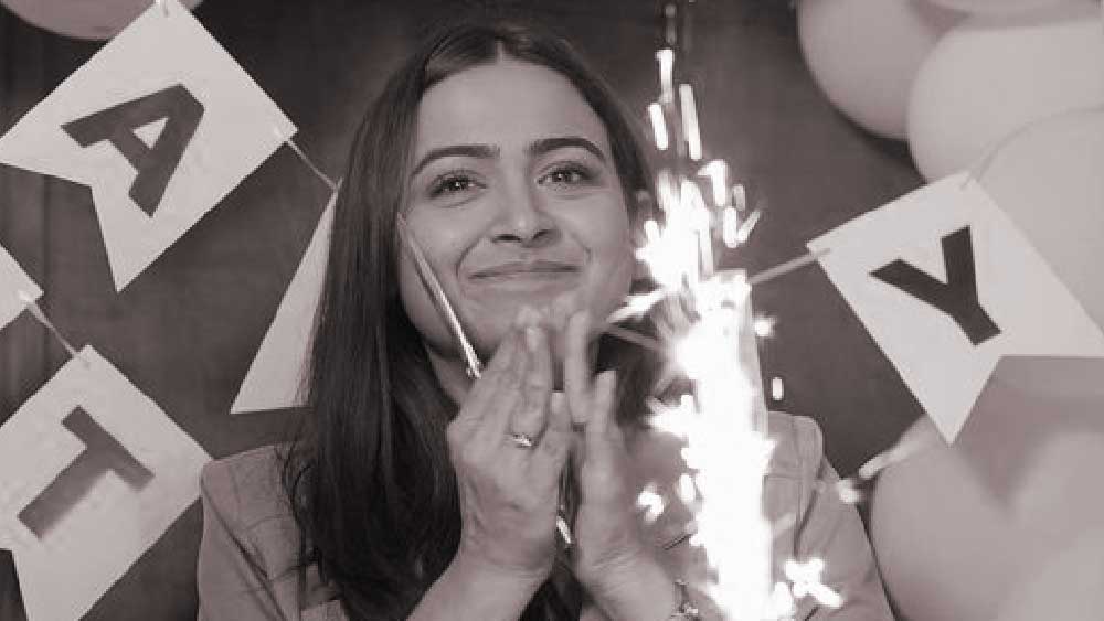 ঐন্দ্রিলার কথায়, ‘‘পল্লবীর সঙ্গে সে রকম যোগাযোগই ছিল না। মাঝে মধ্যে হয়তো ফোন বা মেসেজে খবরাখবর নিতাম। কিন্তু ব্যক্তিগত জীবনে কে কী করছি, তা জানতে চাইনি।’’