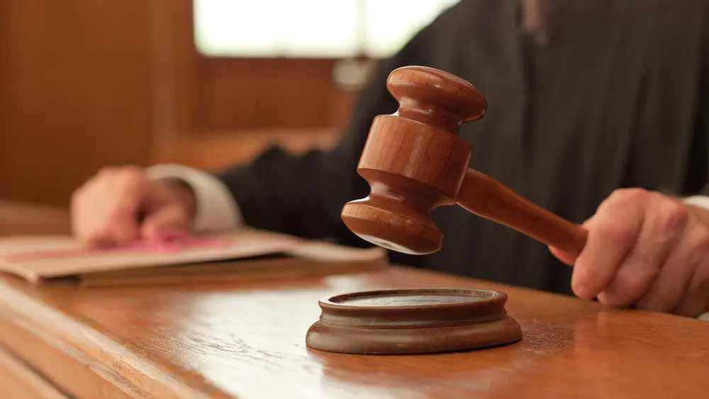 বিচারপতি অভিজিৎ গঙ্গোপাধ্যায় সেই মামলায় মন্তব্য করেছিলেন, ‘‘আপনাকে অপমান করার কোনও উদ্দেশ্য আদালতের নেই। কিন্তু আপনি আদালতের নির্দেশ মানেননি। তাই এই পদক্ষেপ। আপনি ল’কলেজের অধ্যক্ষ ছিলেন। তার পরও আইনকে অবহেলা করেছেন?’’ শুনানির পর পর্ষদ সভাপতি বলেছিলেন, ‘‘আদালত সন্তুষ্ট। আমিও অবমাননার দায় থেকে মুক্ত।’’