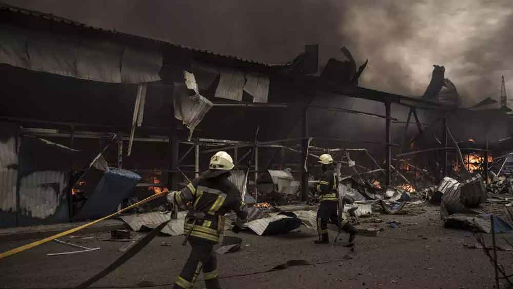 প্রায় তিন মাস ধরে রাশিয়া এবং ইউক্রেনের মধ্যে চলতে থাকা রক্তক্ষয়ী যুদ্ধে দুই পক্ষেরই হতাহতের সংখ্যা বাড়ছে প্রতিনিয়ত। যুদ্ধ থামার কোনও লক্ষণ দেখা যাচ্ছে না আপাতত।