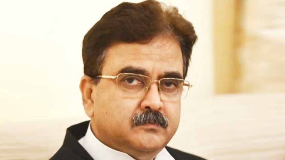 শিলিগুড়ির কোর্ট মোড়ের বাসিন্দা ববিতা সরকারের করা মামলার ভিত্তিতে শুক্রবার অঙ্কিতাকে চাকরি থেকে বরখাস্ত করার নির্দেশ দেয় কলকাতা হাই কোর্ট। হাই কোর্টের বিচারপতি অভিজিৎ গঙ্গোপাধ্যায়ের নির্দেশ তাঁকে এ যাবৎ দেওয়া সমস্ত বেতনও ফেরত দিতে হবে। দু’টি কিস্তিতে ওই টাকা ফেরাতে হবে অঙ্কিতাকে। 