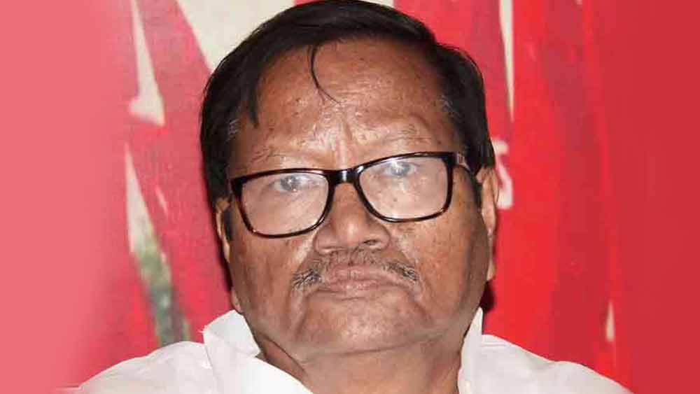 অভিযোগ, অঙ্কিতা প্রথম থেকেই জানতেন তাঁর নিয়োগ সঠিক পদ্ধতিতে হয়নি। তবুও শিক্ষকতার মতো পেশার সঙ্গে যুক্ত হতেও দুর্নীতিকেই বেছে নিয়েছিলেন তিনি। পরেশ আগে ফরওয়ার্ড ব্লকের নেতা ছিলেন। কিন্তু হঠাৎ নিজের পুরনো দল ছেড়ে শাসক দলে যোগ দেন পরেশ। প্রশ্ন উঠছে, তা হলে মেয়ের চাকরিই কি এই দল বদলের চুক্তির প্রধান ভিত্তি ছিল?