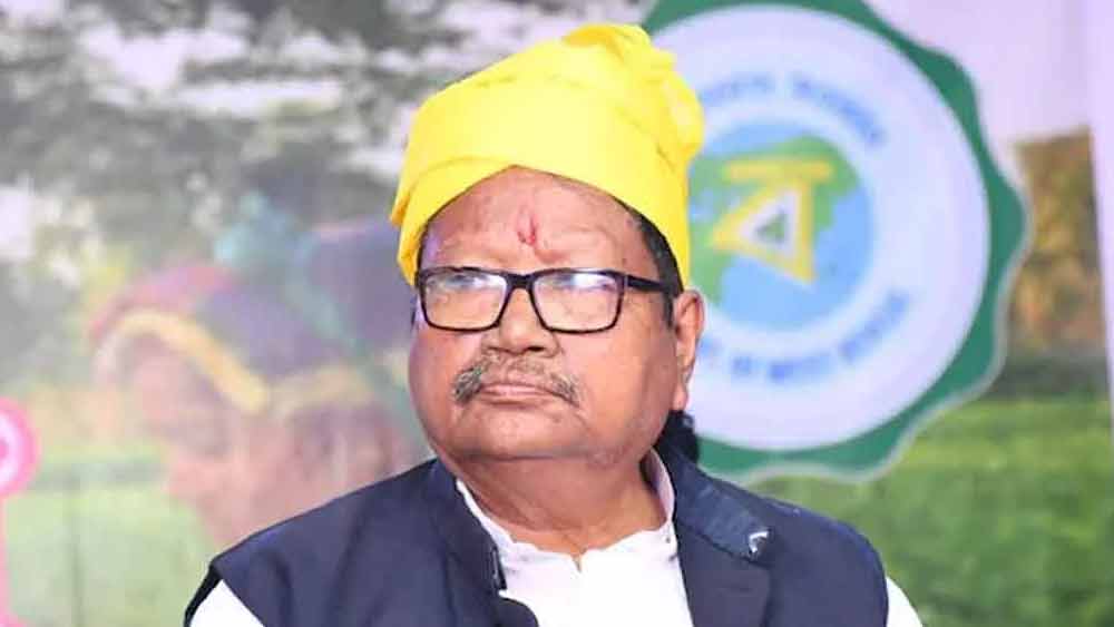 ২০১৮ সালের ১৮ অগস্ট ফরওয়ার্ড ব্লক ছেড়ে তৃণমূলে যোগ দেন পরেশ। আর তার ঠিক তিন দিন পর অর্থাৎ ২১ অগস্ট এসএসসি-র নতুন মেধাতালিকা প্রকাশ করা হয়। সেই তালিকার এক দম শীর্ষে নাম ছিল অঙ্কিতার নাম। তার থেকে ১৬ নম্বর বেশি পাওয়ার পরও ববিতার নাম চলে যায় ওয়েটিং লিস্টে। 