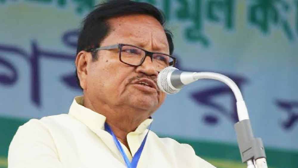 বাড়ি থেকে স্কুল হাঁটাপথ। কাজে যোগ দেওয়ার প্রথম দিন অঙ্কিতাকে সঙ্গে করে স্কুলে নিয়ে গিয়েছিলেন বাবা পরেশ। প্রাক্তন খাদ্যমন্ত্রীকে স্কুলে হাজির হতে দেখে শিক্ষিকা থেকে কর্মীদের একাংশ কিছুটা চমকেই উঠেছিলেন! 