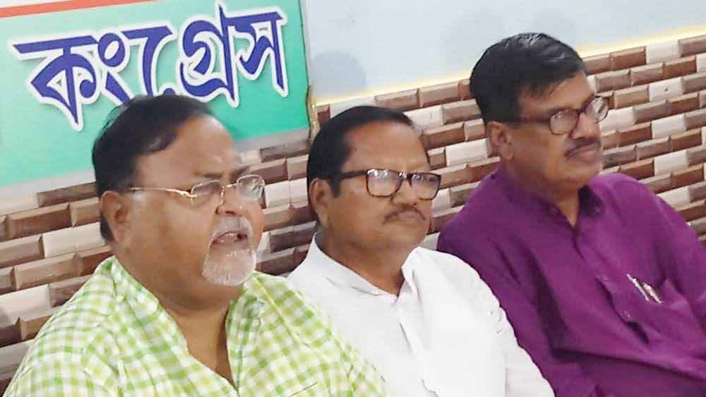 মেয়েকে সঙ্গে নিয়ে পরেশ অধিকারী যে দিন স্কুলে গিয়েছিলেন, তখনও তিনি শিক্ষা প্রতিমন্ত্রী হননি।