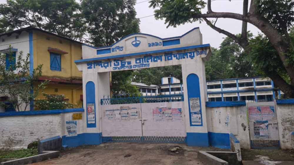 প্রধান শিক্ষিকা বলেন, “কমিশনের নির্দেশে অঙ্কিতা অধিকারী আমাদের স্কুলে যোগ দিয়েছিলেন। হাই কোর্টের কোনও নির্দেশ আমরা এখনও পাইনি। এ নিয়ে আমাদের কিছু বলার থাকতে পারে না।”