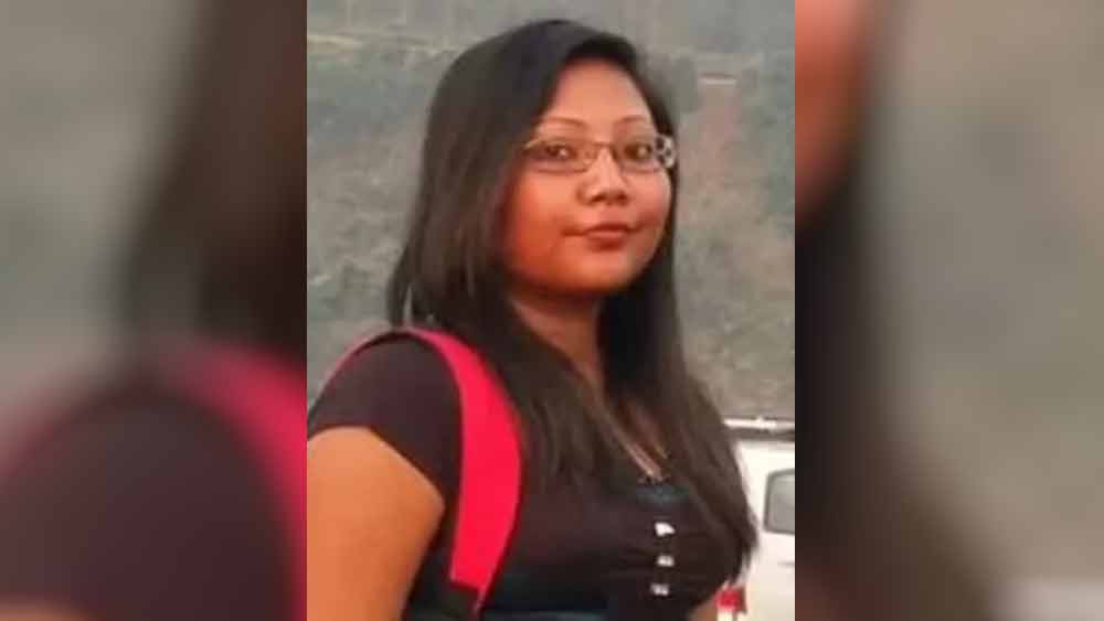 ইন্দিরা গার্লসেরই প্রাক্তনী ছিলেন অঙ্কিতা। তখনও প্রধান শিক্ষিকা ছিলেন রঞ্জনা। তিনি বলেন, “অঙ্কিতা ভাল ছাত্রী ছিল। বরাবরই কম কথা বলে। ও যে দিন কাজে যোগ দিতে আসে, সে দিন পরেশবাবুও সঙ্গে ছিলেন। তার পরে অবশ্য পরেশবাবু আর স্কুলে আসেননি।”