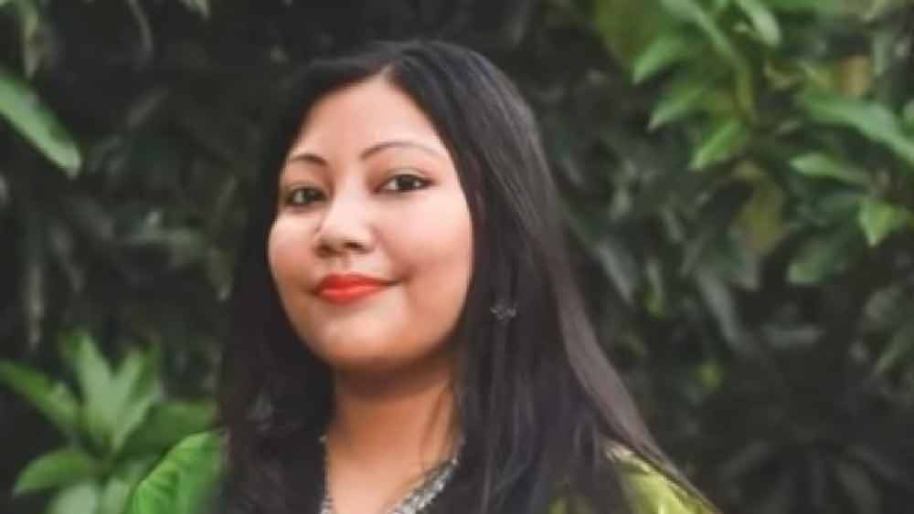 এর পর রাষ্ট্রবিজ্ঞান নিয়ে স্নাতক ও স্নাতকোত্তর স্তরে পড়াশোনা করেন। তার পরে বিএড ও এমএড পড়েছেন। মেখলিগঞ্জের স্কুলে শিক্ষিকা পদে যোগ দেওয়ার আগে বেশ কিছু দিন পড়িয়েছিলেন মেখলিগঞ্জের একটি বেসরকারি ডিএলএড-বিএড কলেজে। সেই কলেজের মালিকানার কিছু অংশ রয়েছে পরেশের।