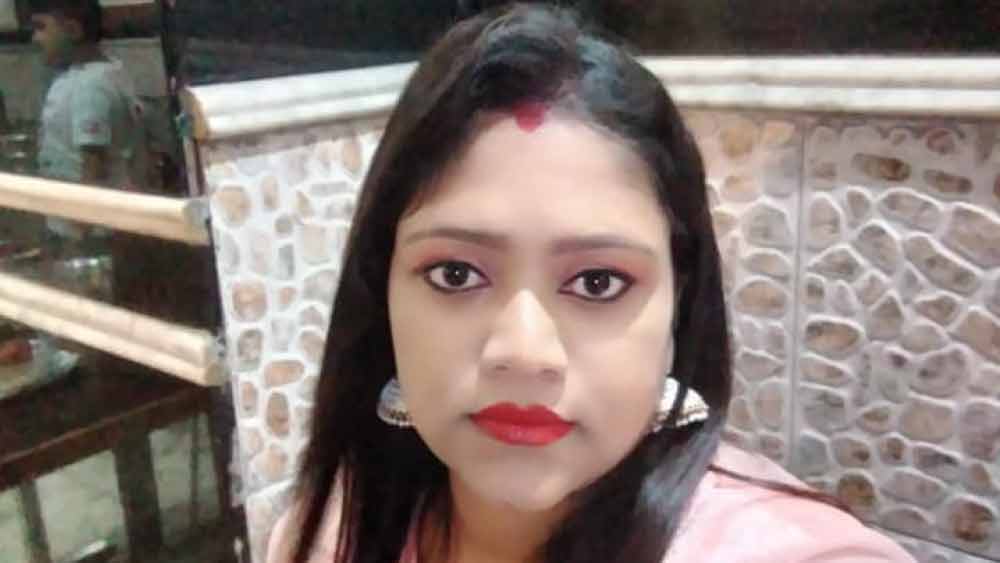 তবে এর মাঝেই নিজের অধিকার বুঝে নিতে মন্ত্রী এবং মন্ত্রীকন্যার সঙ্গে লড়াইয়ে নেমে পড়েন ববিতা। লড়াই শুরুর প্রথমে ববিতা জানতেন না পরেশ মন্ত্রী।