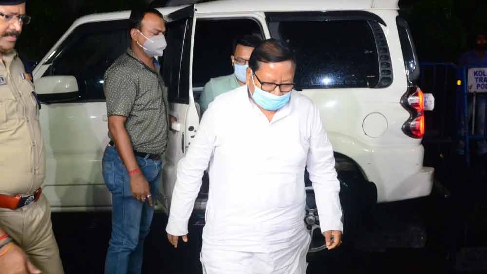 এর পর বার বার নির্দেশ দেওয়া সত্ত্বেও হাজিরা না দেওয়ায় ১৯ মে পরেশের বিরুদ্ধে এফআইআর দায়ের করে সিবিআই। নির্দেশ দেওয়া হয়, ওই দিনই মেয়েকে নিয়ে নিজাম প্যালেসে হাজির হতে হবে পরেশকে।