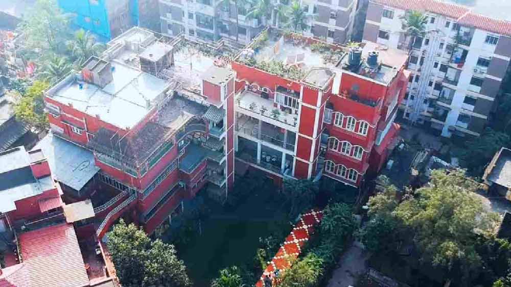 বীরেন রায় রোডের লাল রঙের বাড়িটিতে জন্ম সৌরভের। সেখানেই বড় হয়েছেন মহারাজ। ভারতীয় দলের অধিনায়ক হওয়া হোক বা বিসিসিআইয়ের প্রধান হওয়া, সব কিছুরই সাক্ষী ছিল সেই বাড়ি।