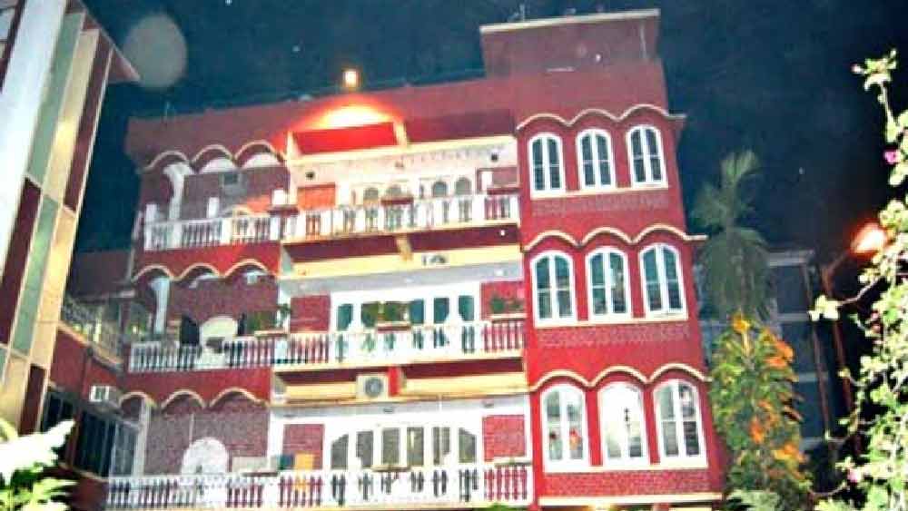 সাংবাদিকদের ভিড় জমত সেখানেই। কিছু দিন আগে কেন্দ্রীয় স্বরাষ্ট্রমন্ত্রী অমিত শাহ এসেও গিয়েছিলেন সেই বাড়িতেই।