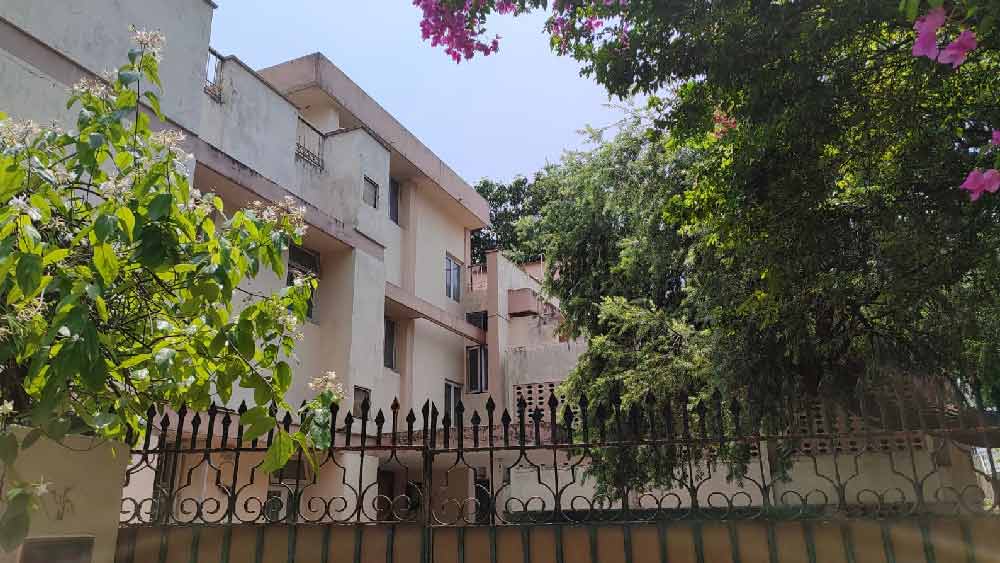 লোয়ার রডন স্ট্রিটের বাড়িটি এই মুহূর্ত দোতলা। বেগুনি ফুলের গাছ রয়েছে প্রধান দরজার পাশেই।