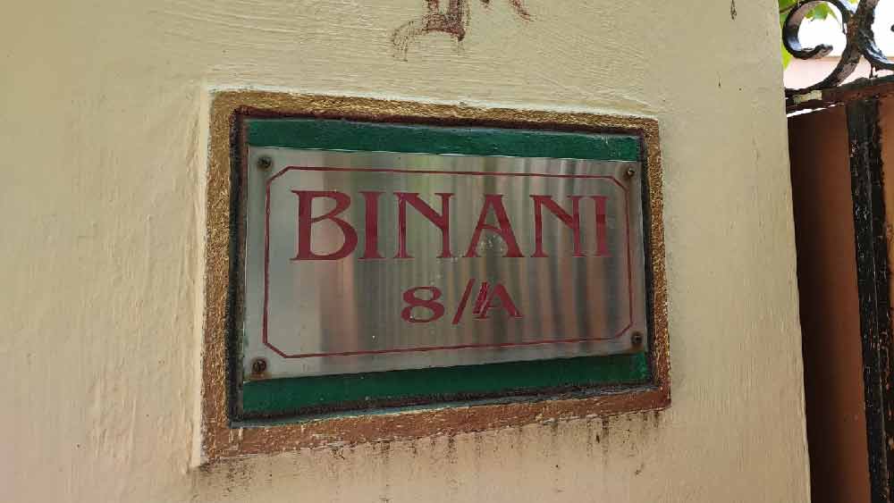 সৌরভ বাড়িটি কিনেছেন ব্যবসায়ী অনুপমা বাগরি, তাঁর কাকা কেশব দাস বিনানি এবং তাঁর ছেলে নিকুঞ্জ বিনানির কাছ থেকে।