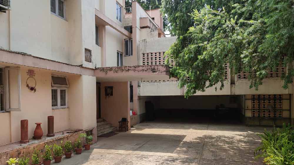 তবে কবে এই বাড়িতে আসছেন সৌরভ, তা এখনও ঠিক নেই। ৩.৬ কাঠা জমির উপর বাগান-সহ এই বাড়িটি নিজের মনের মতো করে গড়ে তুলতে সৌরভের যথেষ্ট সময় লাগবে।