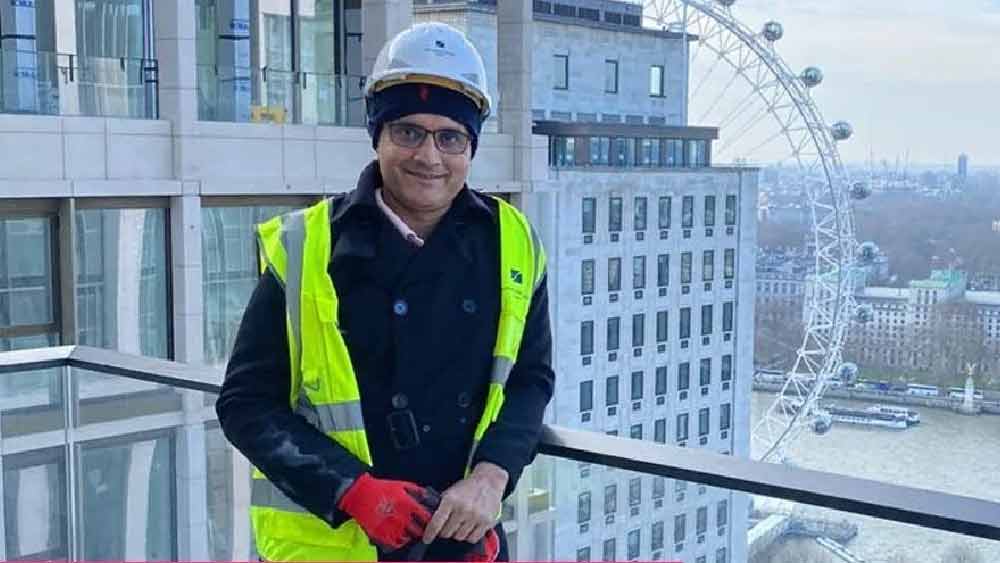 কলকাতা শহরে এই দু’টি বাড়ি ছাড়াও লন্ডনে সৌরভের একটি বাড়ি রয়েছে। ইংল্যান্ডে গেলে সেখানেই থাকেন তিনি।