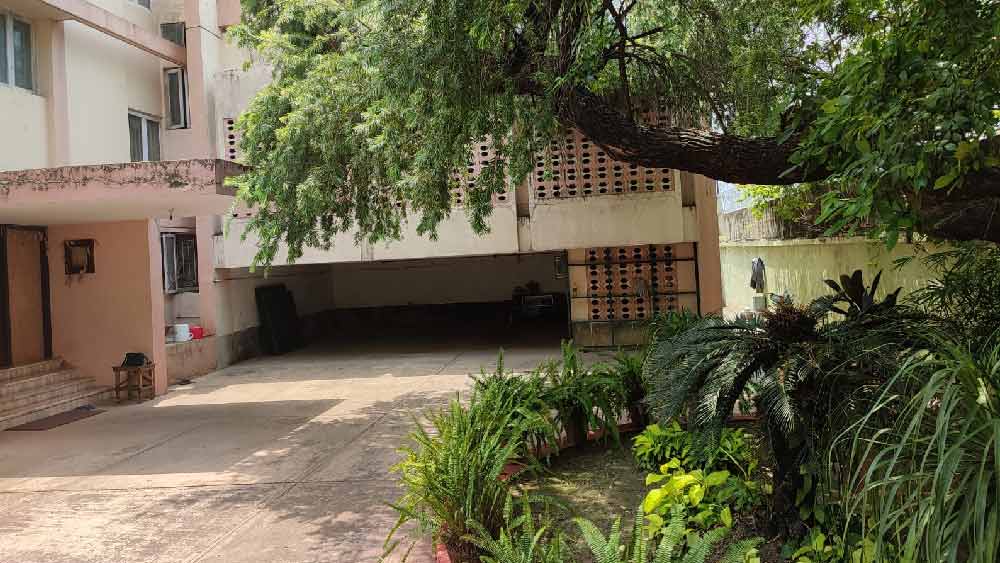 মধ্য কলকাতায় বাড়ি কেনার কারণ হিসাবে সৌরভ বলেছেন, “মধ্য কলকাতায় বাড়ি কিনলাম, কারণ এখান থেকে যে কোনও জায়গার যোগাযোগ ব্যবস্থা তুলনামূলক ভাল।”