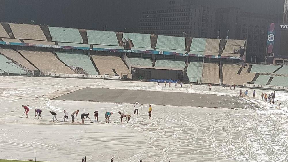 বৃষ্টির মধ্যেও মাঠের দেখভালে ব্যস্ত ইডেনের কর্মীরা।
