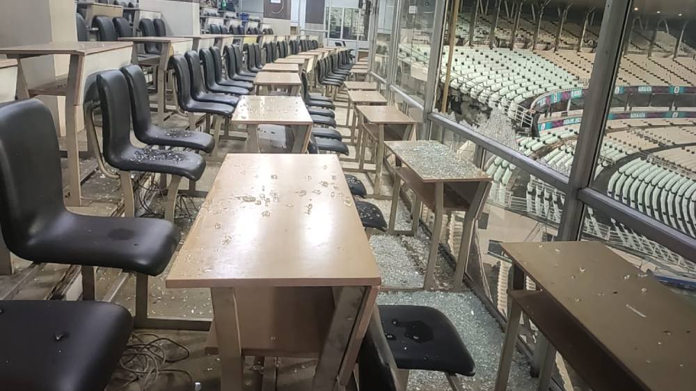 ইডেনের প্রেস বক্সের কাচ ভাঙল।