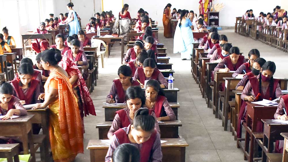 এই কমিটির প্রধান উপদেষ্টা করা হয়, শান্তিপ্রসাদ সিন্‌হাকে। এ ছাড়াও এই কমিটিতে ছিলেন শিক্ষা দফতরের ডেপুটি ডিরেক্টর আলোক সরকার, শিক্ষা দফতরের আইন বিষয়ক অফিসার তাপস পাঁজা, শিক্ষা মন্ত্রী পার্থের ওএসডি প্রবীর বন্দ্যোপাধ্যায় এবং পার্থের আপ্ত সহায়ক সুকান্ত আচার্য।