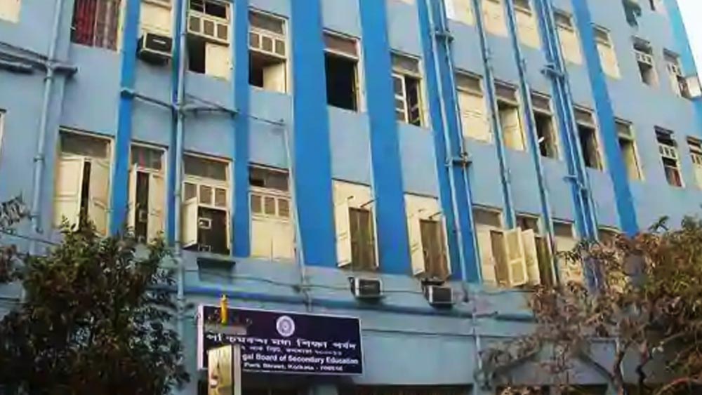 কিন্তু অভিযোগ ওঠে, ভুয়ো নিয়োগের জন্য এসএসসি থেকে সুপারিশপত্র গোলমাল করে এই কমিটিই মধ্যশিক্ষা পর্ষদের কাছে পৌঁছে দেয়।