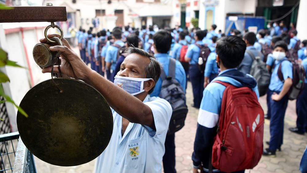 তবে এর পরই প্রকাশ্যে আসে এই মামলা নিয়ে তদন্ত করা বাগ কমিটির রিপোর্ট। বাগ কমিটি রিপোর্টে জানায়, গ্রুপ ডি-তে ৬২৪টি অবৈধ নিয়োগ হয়েছে। গ্রুপ সি নিয়োগের ক্ষেত্রে অবৈধ নিয়োগ হয় ৩৮১টি।