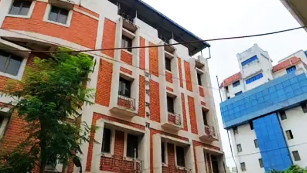 এর পরই নজরে আসে এসএসসির নতুন ভবন আচার্য সদন। অভিযোগ, আচার্য সদন ভবন থেকেই রমরমিয়ে চলত ভুয়ো নিয়োগের প্রক্রিয়া। আদালতের নির্দেশে এই ভবনের একাধিক ঘর ইতিমধ্যেই সিল করেছে সিবিআই। খতিয়ে দেখা হচ্ছে সমস্ত নথি এবং সিসি টিভি ক্যামেরাগুলিও।