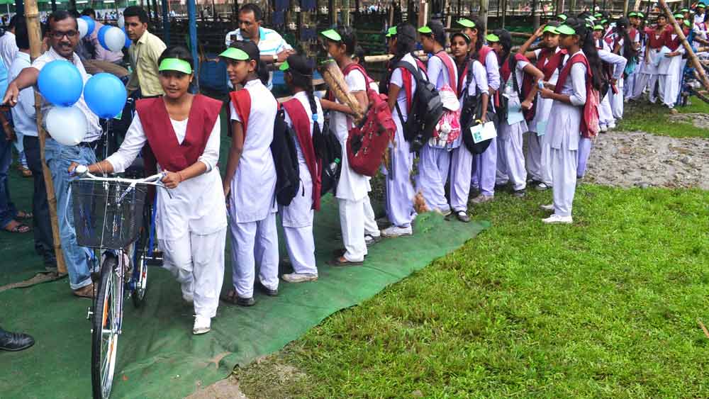 এই প্রকল্পে নবম থেকে দ্বাদশ শ্রেণির সব পড়ুয়াকে সাইকেল দেওয়া হয়েছে। পরিসংখ্যান অনুযায়ী, ১১ মে পর্যন্ত মোট এক কোটি তিন লক্ষ ৯৭ হাজার ৪৪৪টি সাইকেল ‘সবুজ সাথী’ প্রকল্পের মাধ্যমে দেওয়া হয়েছে।