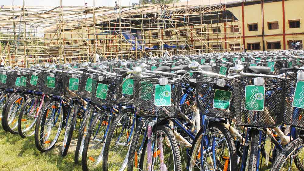 সমীক্ষায় প্রকাশ, বাংলায় সাইকেলের সংখ্যা বাড়ার পিছনে অন্যতম কারণ, রাজ্যের বিভিন্ন প্রান্তে, প্রধানত গ্রামাঞ্চলে পরিবহণ ব্যবস্থা সুগম নয়। এর ফলে স্থানীয়দের সাইকেলের মাধ্যমে যাতায়াত করতে সুবিধা হয়।