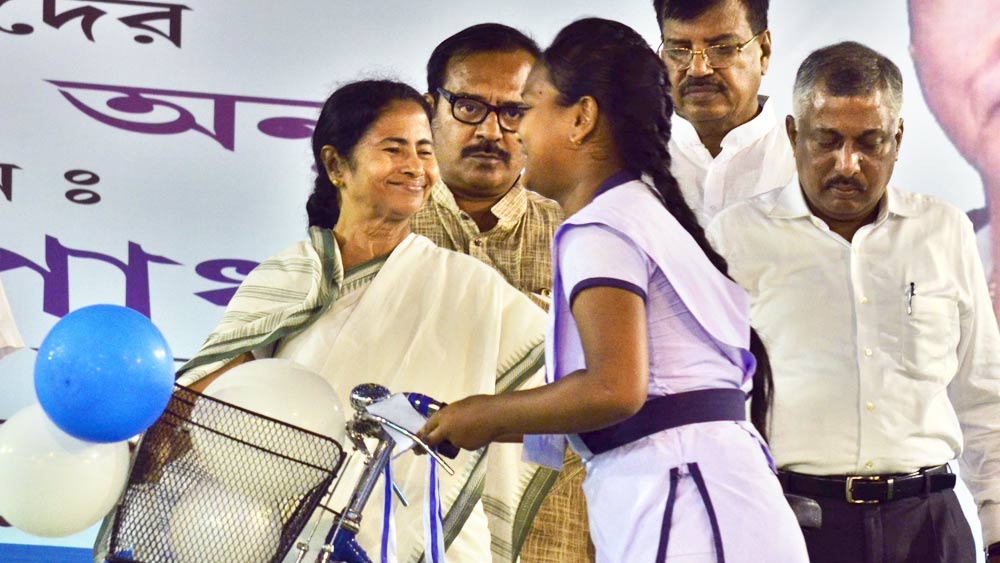 মুখ্যমন্ত্রী মমতা বন্দ্যোপাধ্যায় জানিয়েছেন, এই খবর পেয়ে তিনি অত্যন্ত খুশি। খড়্গপুরের বিদ্যাসাগর শিল্প পার্কে একটি সাইকেল তৈরির হাব উদ্বোধন করবেন বলে একটি প্রশাসনিক বৈঠকে ঘোষণাও করেন তিনি।