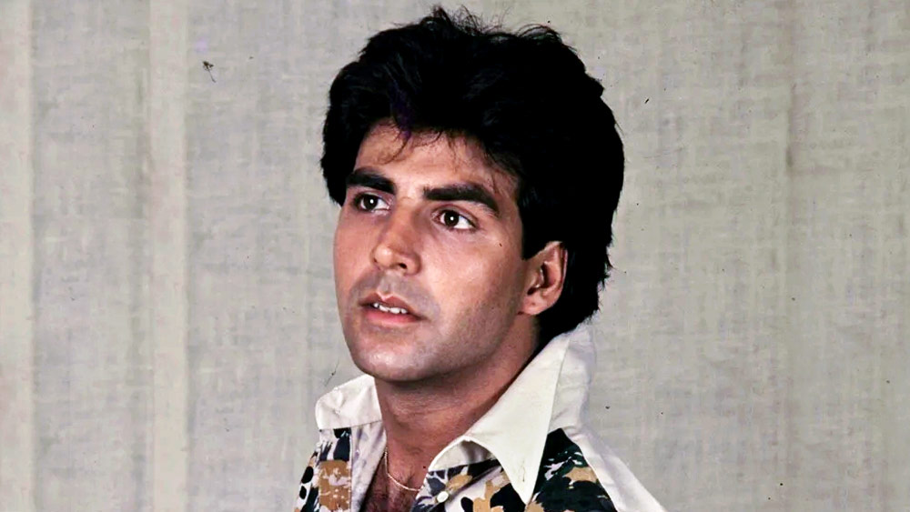 কিন্তু অক্ষয় কুমার তখন উঠতি নায়ক। বাণিজ্যিক ছবিতে নতুন অভিনেতাকে মুখ্য চরিত্র হিসাবে রাখতে ভয়ই পাচ্ছিলেন ছবির প্রযোজক।